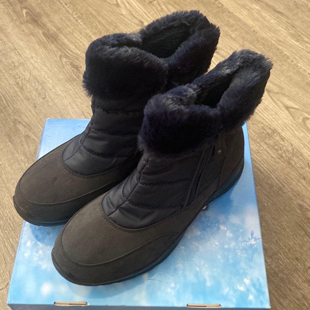 NIB Easy dry by easy street frosty navy blue waterproof winter booties boots 10W
